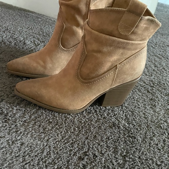 Cute rustic booties- size 8 - Picture 2 of 8
